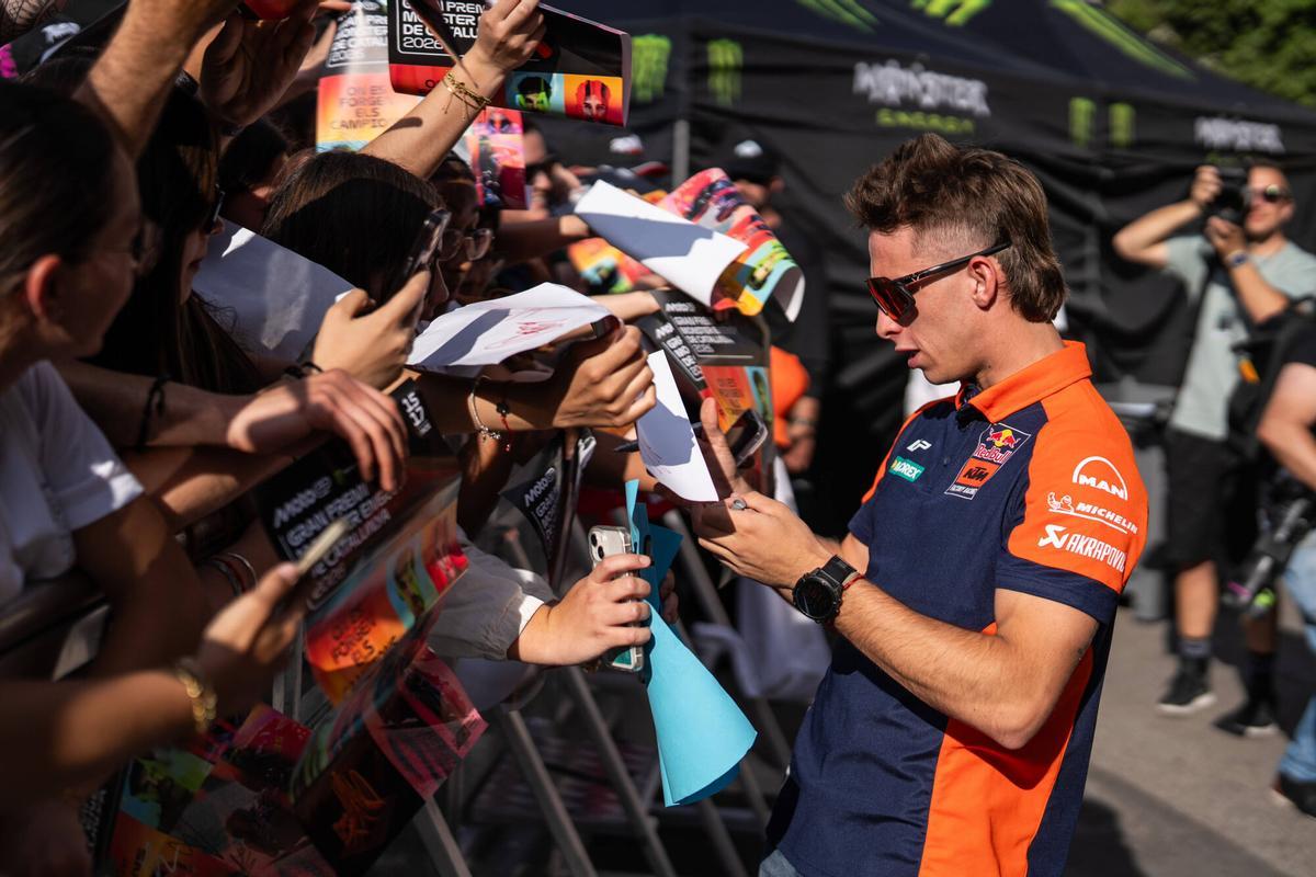 Pedro Acosta durante su participación en la Fan Fest 2026 de MotoGP celebrada en la Plaça de Catalunya.