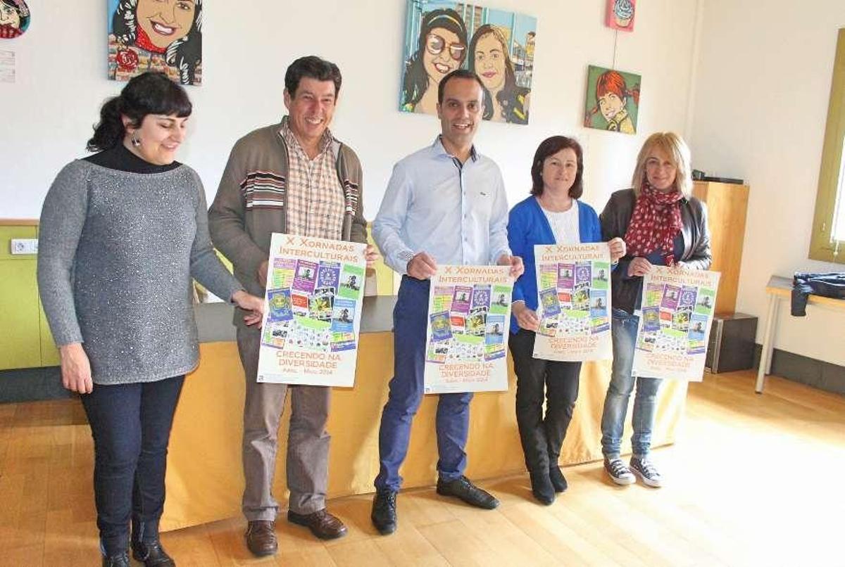 Los concejales Gestido y Dolores Gallego, en el centro con el personal de Xuventude y Servicios.  // S.A.