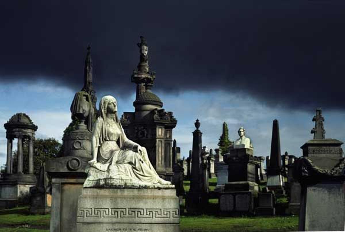 Estatuas en la necropolis Victoriana de Glasgow.