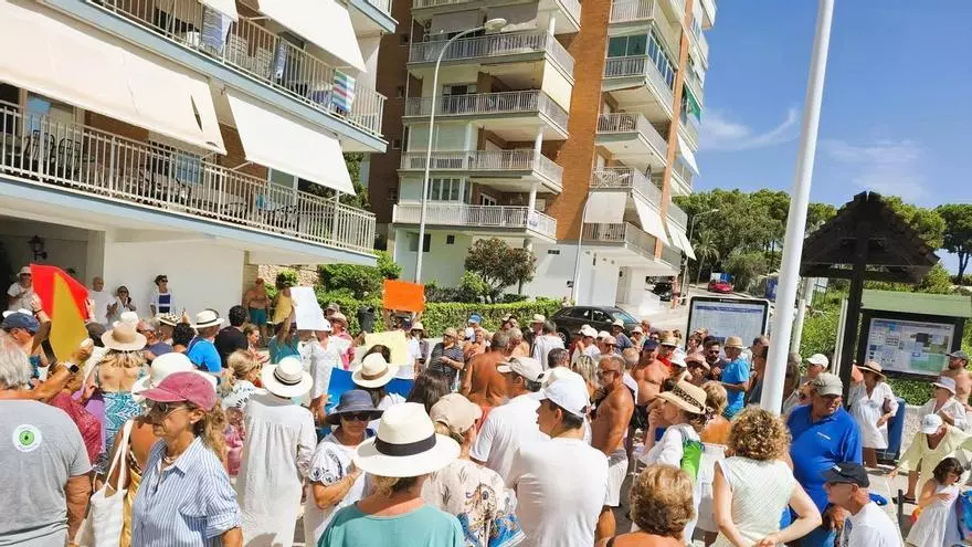 Segunda protesta de vecinos de Campoamor para reclamar una playa accesible y la regeneración de Barranco Rubio