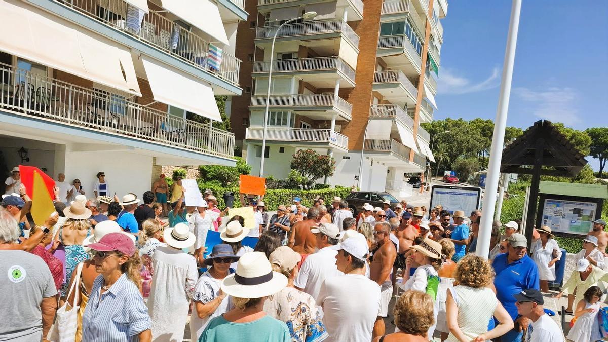 Los vecinos de Campoamor vuelven a echarse a la calle para reclamar la regeneración de la playa de Barranco Rubio