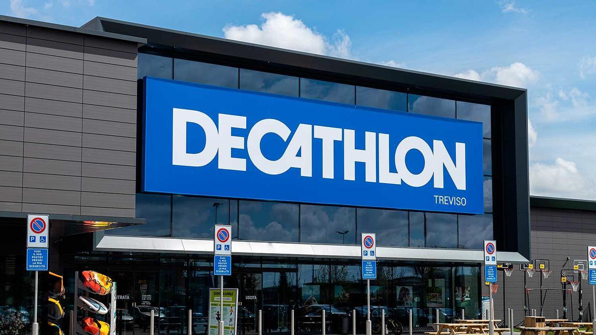 Últimas horas para conseguir en Decathlon la bicicleta eléctrica de montaña más barata del mercado: colas kilométricas para conseguirla