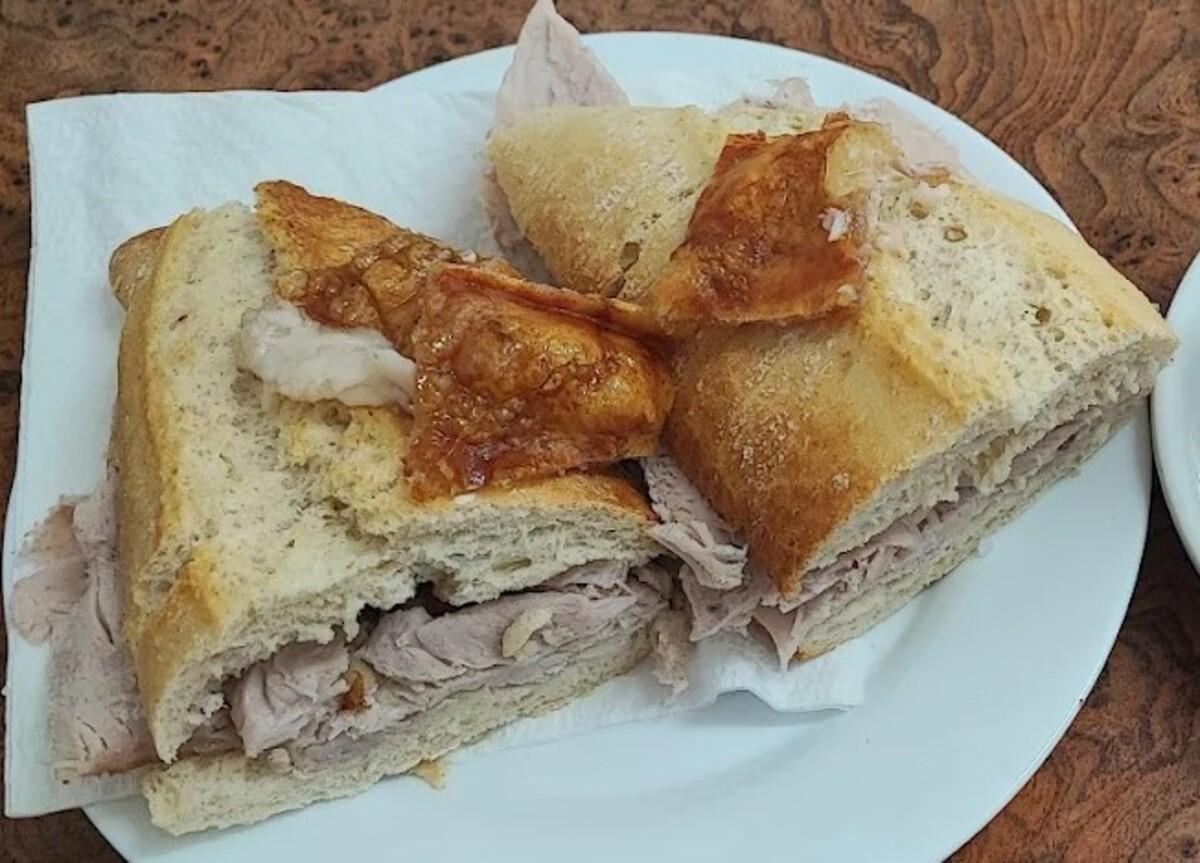 Muchas valoraciones lo consideran uno de los mejores bocadillos de pata de la capital