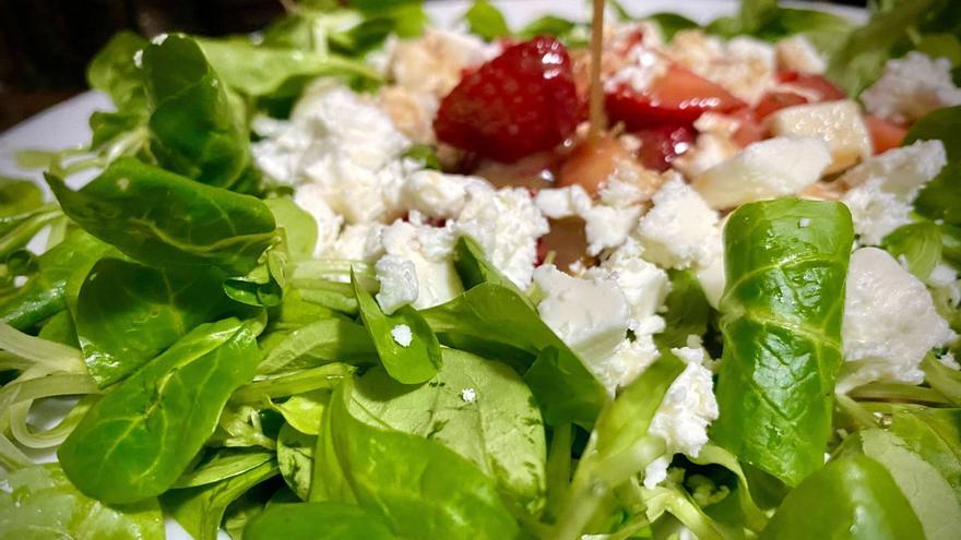 Gastronomía de guerra: Ensalada de fresas, feta y vinagreta de vermut