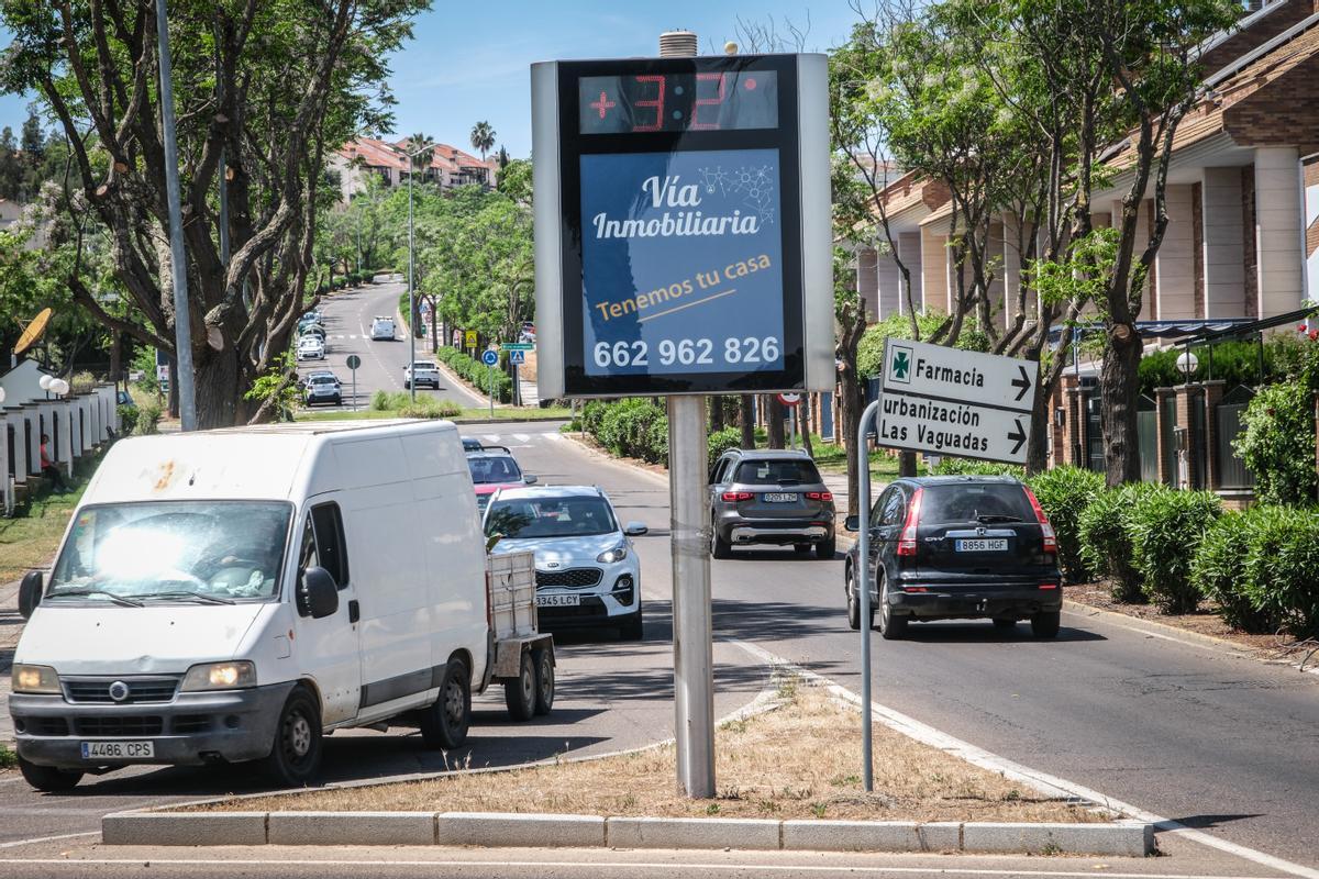 Un termómetro de la ciudad de Badajoz marcando ayer los 32 grados.