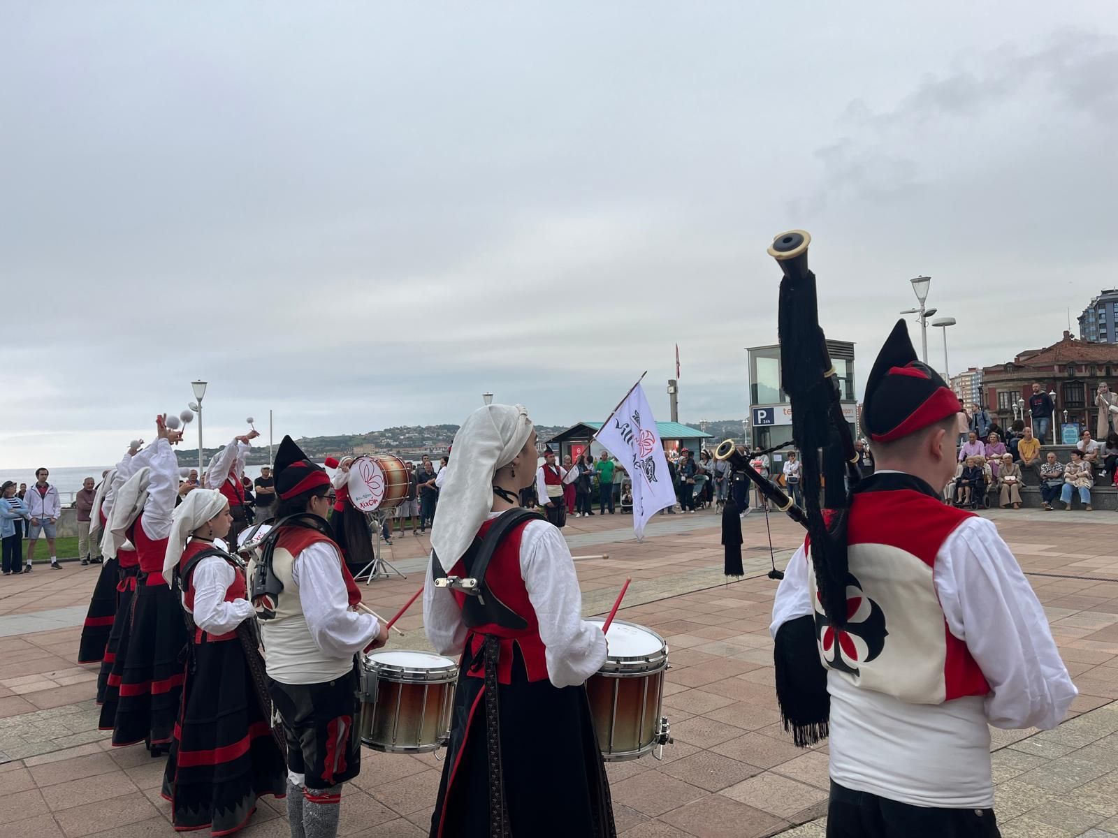 La Fiesta de la Música llena de gaitas y folklore las calles de Gijón (en imágenes)
