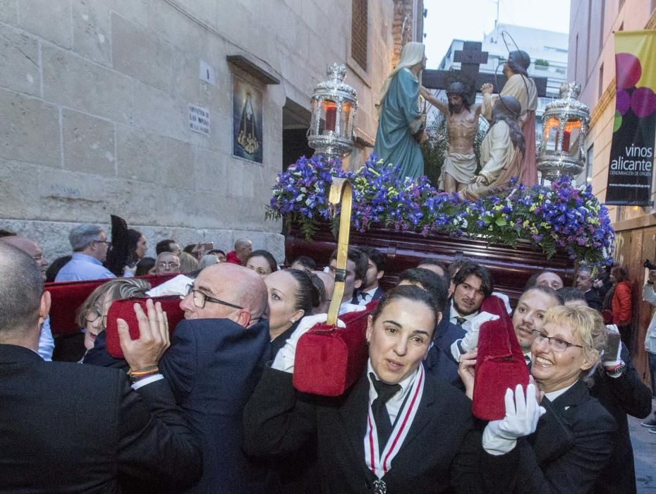 El numeroso cortejo de damas de mantilla caracteriza a esta hermandad