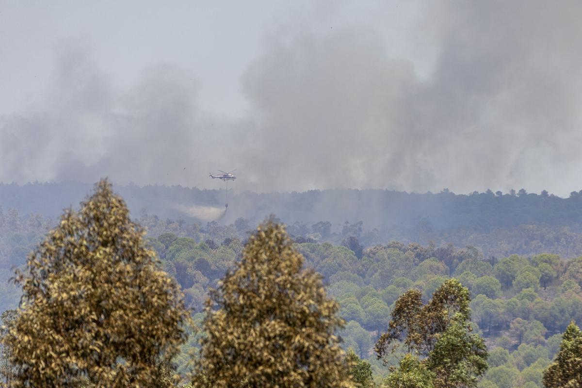 Un helicóptero trabaja en las labores de extinción del incendio forestal de Niebla. Un helicóptero trabaja en las labores de extinción del incendio forestal de Niebla.
