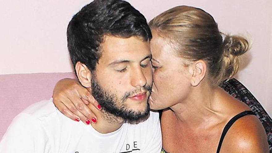 Elliot, junto a su madre Isabel, ayer, en la residencia familiar en Jinámar. | p. c.