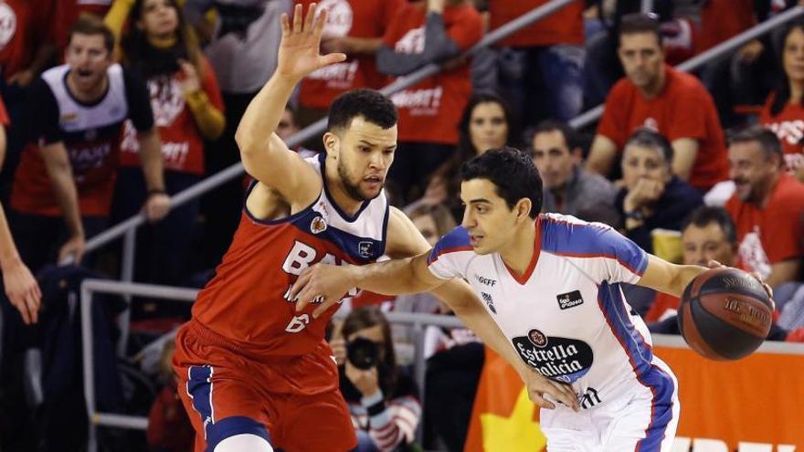 Luke Nelson, defensant David Navarro en el partit contra l&#039;Obradoiro