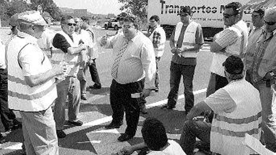 Los transportistas ourensanos que integran Apetamcor decidieron ayer mantener el paro. / jesús regal