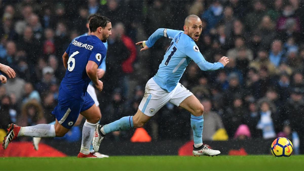 David Silva (derecha) y Danny Drinkwater durante el duelo entre Chelsea y Manchester City de la Premier League 2017/18