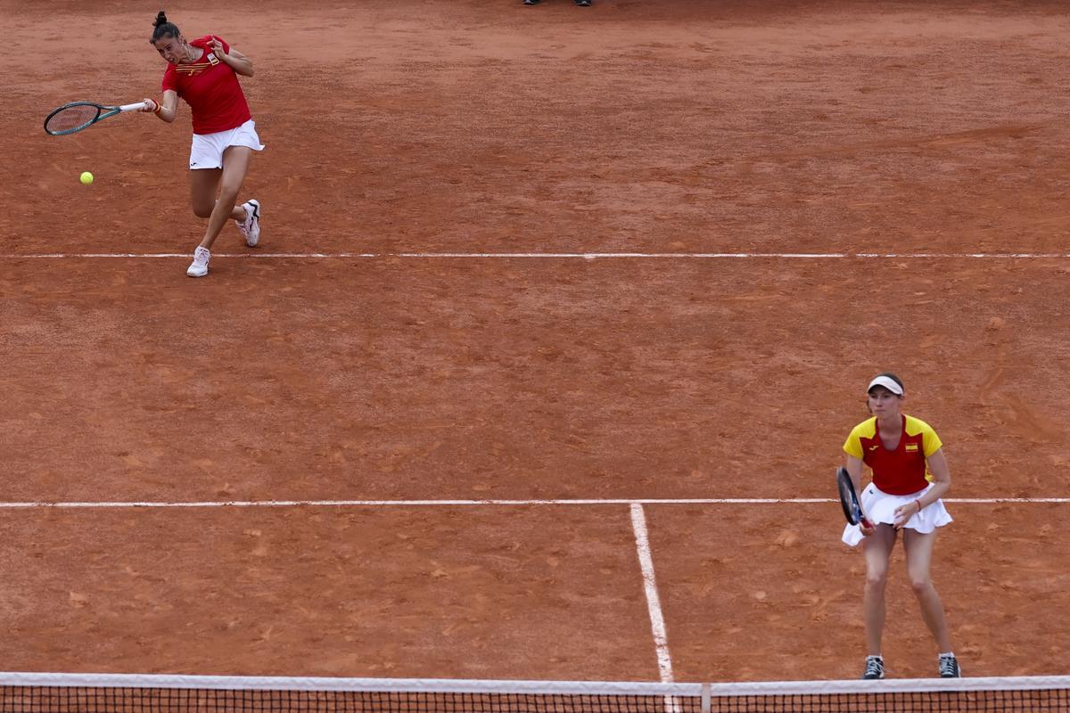 PARIS, 01/08/2024.- Las tenistas españolas Cristina Bucsa y Sara Sorribes (i) ante las ucranianas Nadia Kichenok y Liudmila Kichenok durante los cuartos de final de dobles femeninos de tenis celebrados en el marco de los Juegos Olímpicos París 2024, este jueves, en la capital francesa. EFE/ Juanjo Martín