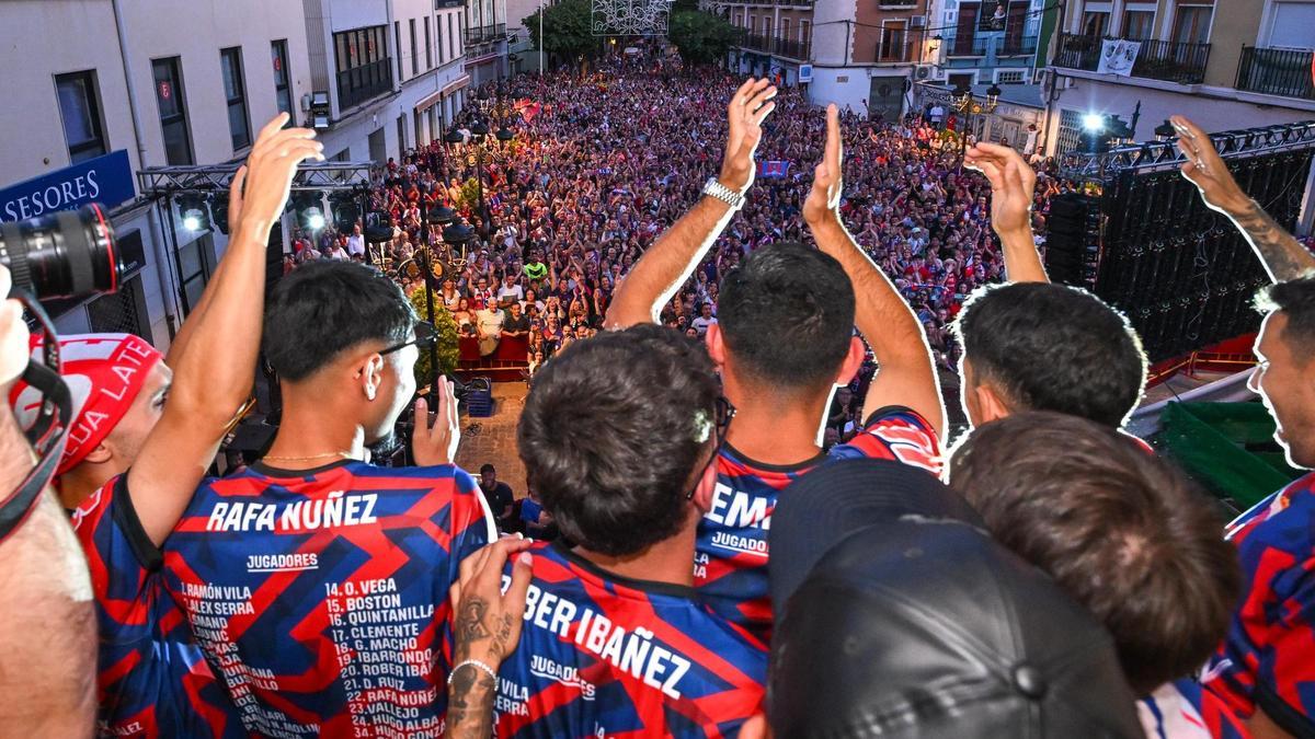 Los futbolistas del Eldense se asoman al balcón presidencial durante la celebración del ascenso a Segunda.