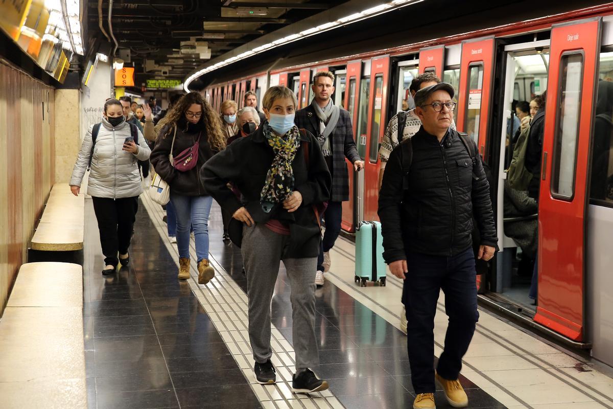 Último día de la mascarilla obligatoria en el transporte público