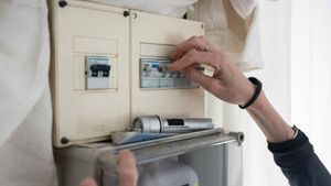 Así puedes ahorrar casi 800 euros en la factura de la luz este 2025.