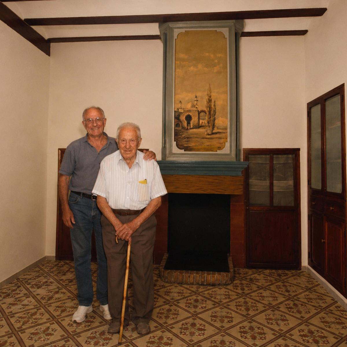 José Mena Lázaro y José Mena Dasí, hijo y nieto de José Mena Adrián, el recordado 'pintor d’eixumeneres'.