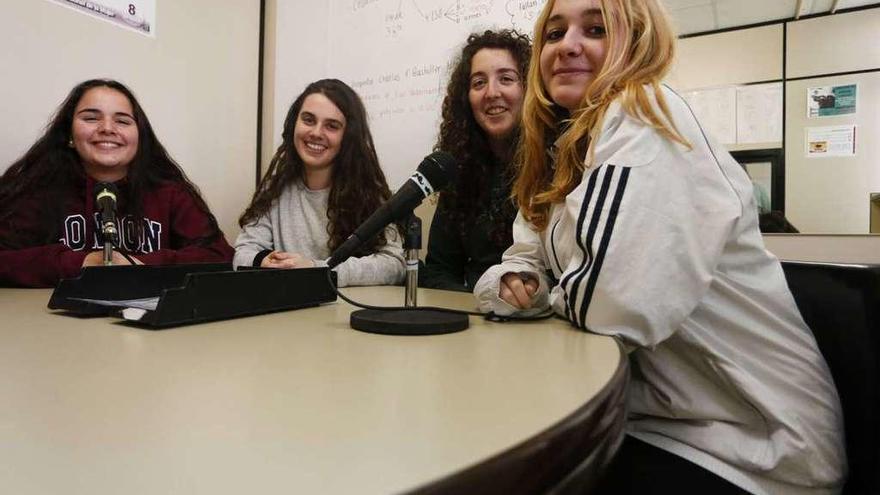 Por la izquierda, Paula San Miguel, Ainhoa García, Marlén Muñiz y Lydia Séiz, en el estudio de radio del Instituto de Corvera.