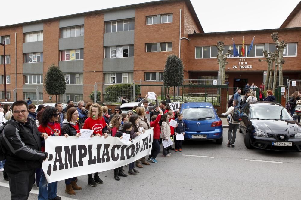 Manifestación para exigir la ampliación del IES Roces y del Colegio Alfonso Camín