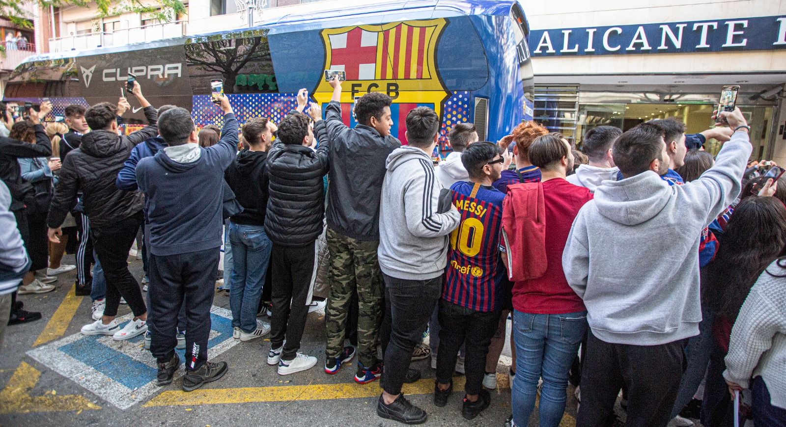 El autocar del Barça llega al hotel de concentración en Alicante