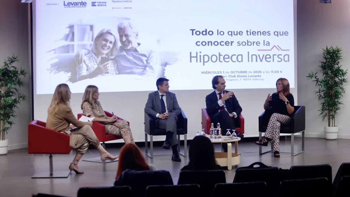 Los participantes en el coloquio acerca de la hipoteca inversa en el Club Diario Levante - EMV