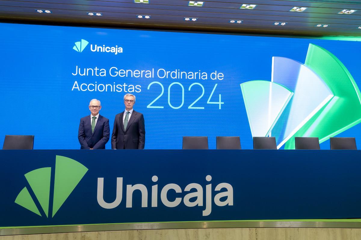 Isidro Rubiales, CEO de Unicaja, y José Sevilla, presidente no ejecutivo, tras la junta de accionistas de este viernes.
