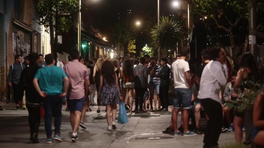 Jóvenes en un botellón.