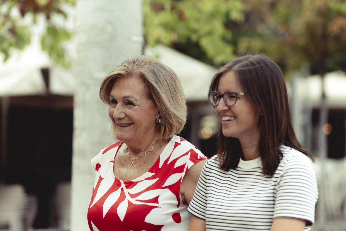 Teresa Mazón Sans, participante del programa Siempre Acompañados, con una de las técnicas del programa.