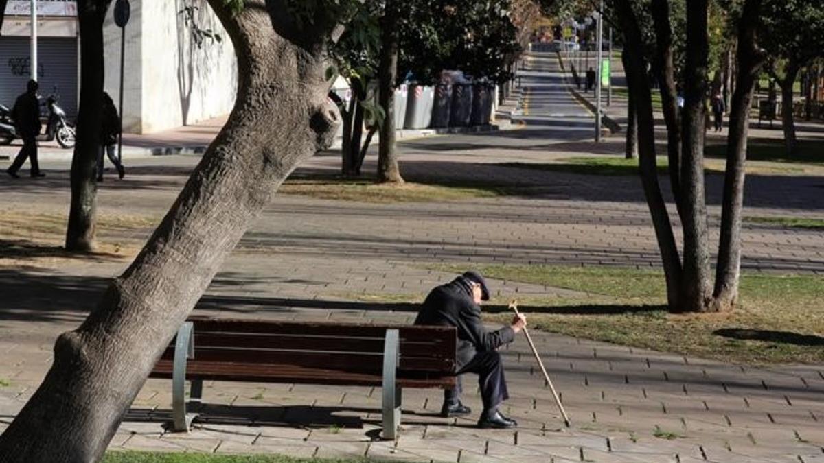 Un jubilado en un parque de Nou Barris, en Barcelona.