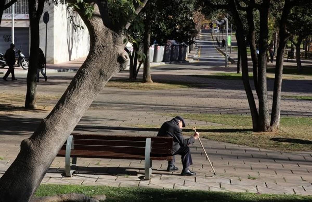 Un jubilado en un parque de Nou Barris, en Barcelona.