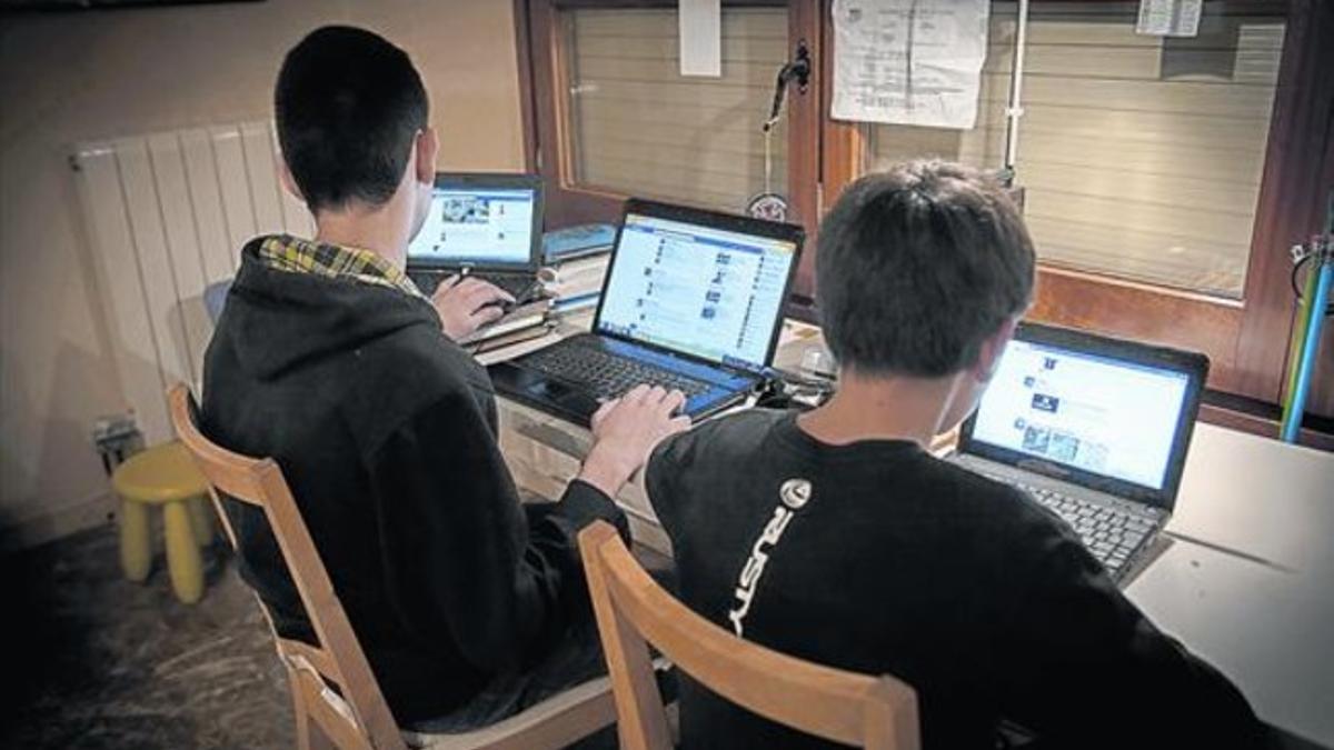 Adolescentes utilizando el ordenador en su domicilio de Barcelona.