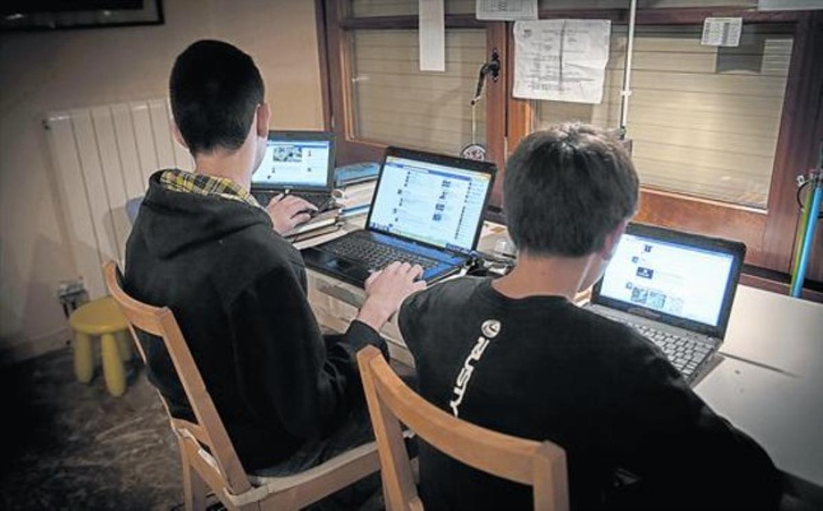 Adolescentes utilizando el ordenador en su domicilio de Barcelona. Adolescentes utilizando el ordenador en su domicilio de Barcelona.