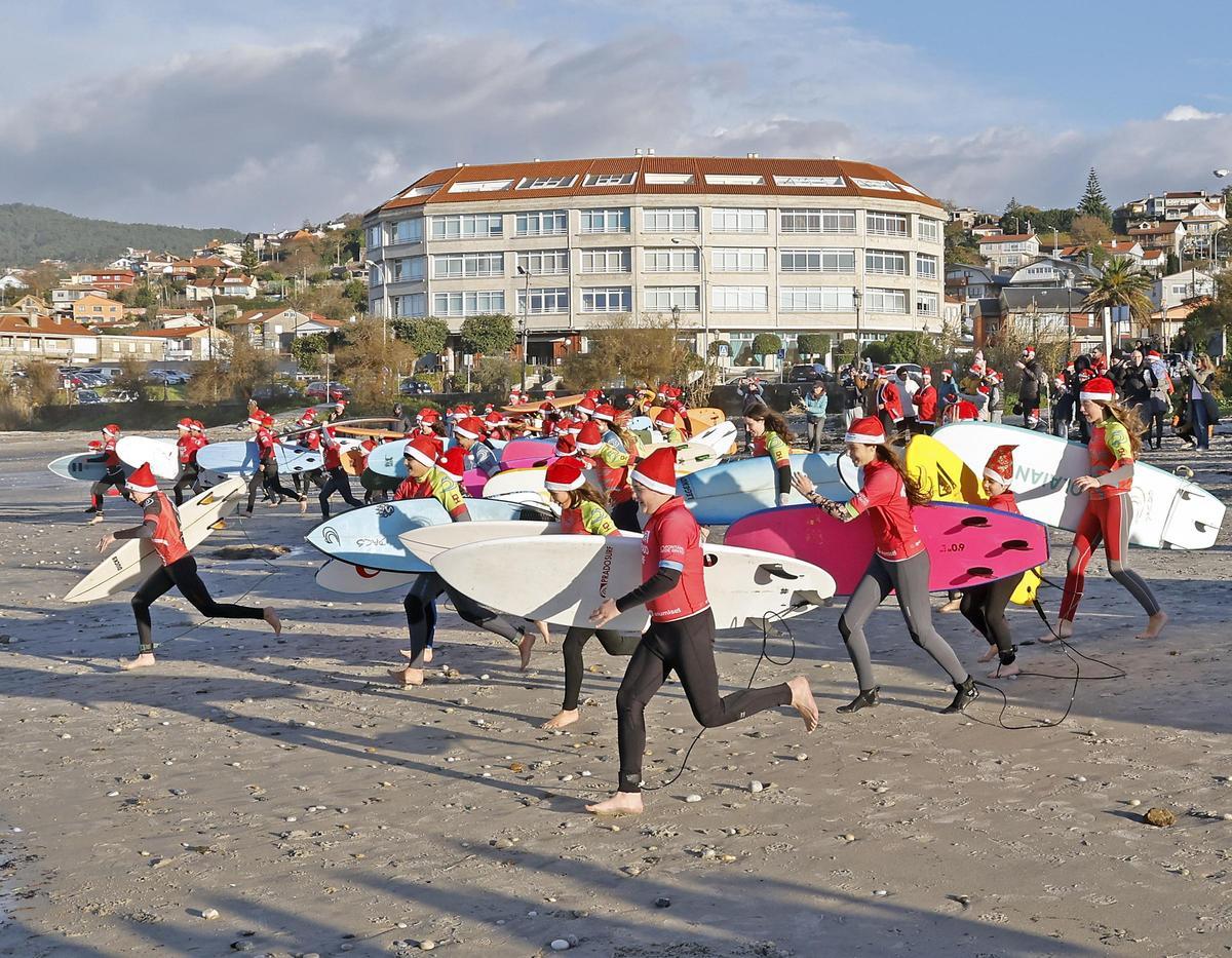 Papá Noeles surfistas solidarios al agua en Patos