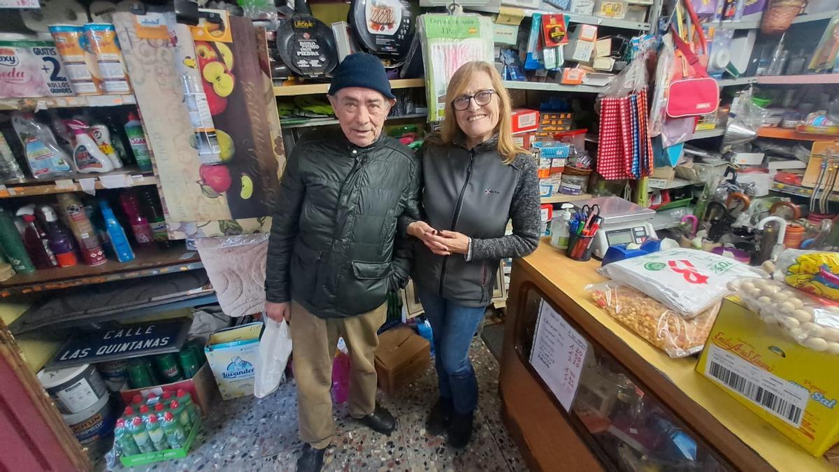 Cristina Menéndez y Marcos Rojo, en la última tienda de Ablaña.