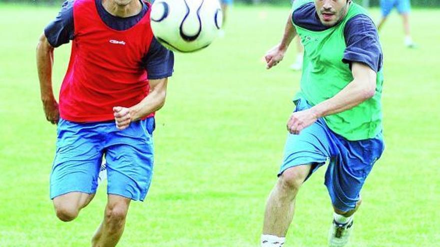 José Luis, a la izquierda, y Santos luchan por un balón en el entrenamiento de ayer, en El Requexón.