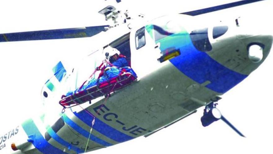 Un helicóptero rescató a la joven tras caer con su coche al río. // B.L.