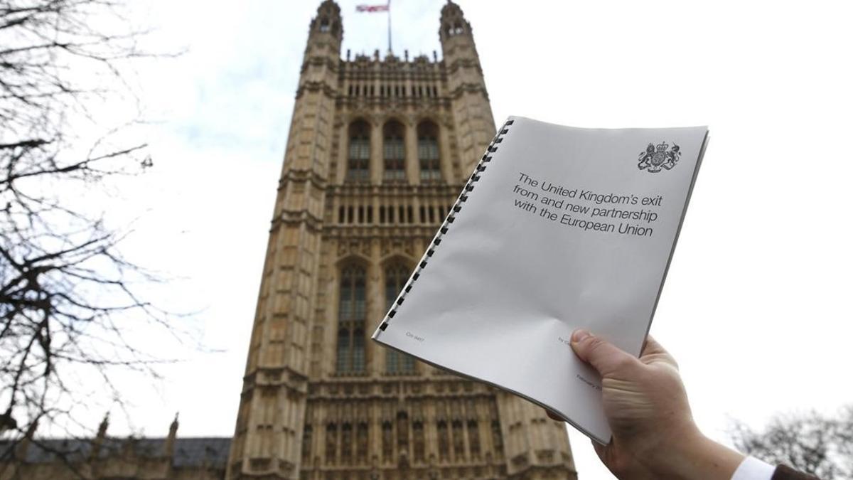 Imagen del 'libro blanco' sobre la estrategia gubernamental para la salida de la UE, en el exterior del Parlamento, en Londres, el 2 de febrero.