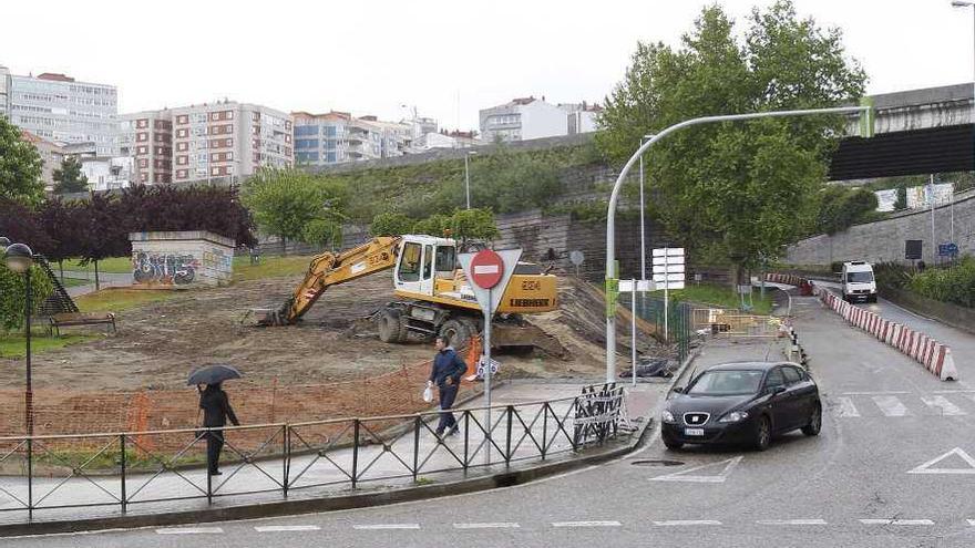 Una excavadora explanando el terreno levantado en Isaac Peral para la canalización de los túneles. //R.G.