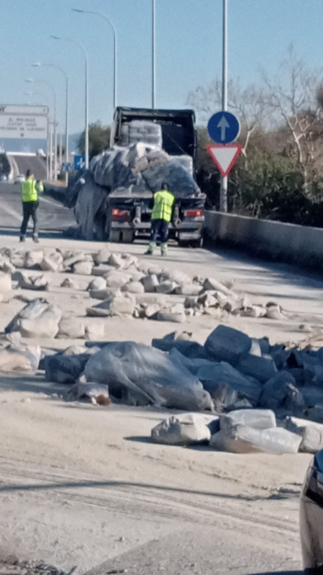 Un camión pierde la carga en la incorporación de la Vía de Cintura a la autopista de Llucmajor