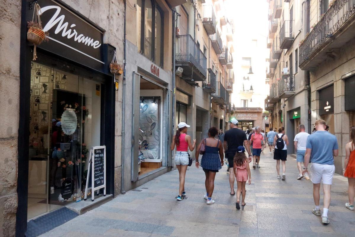 Turistes passejant per la zona de l'Argenteria de Girona, al Barri Vell de la ciutat