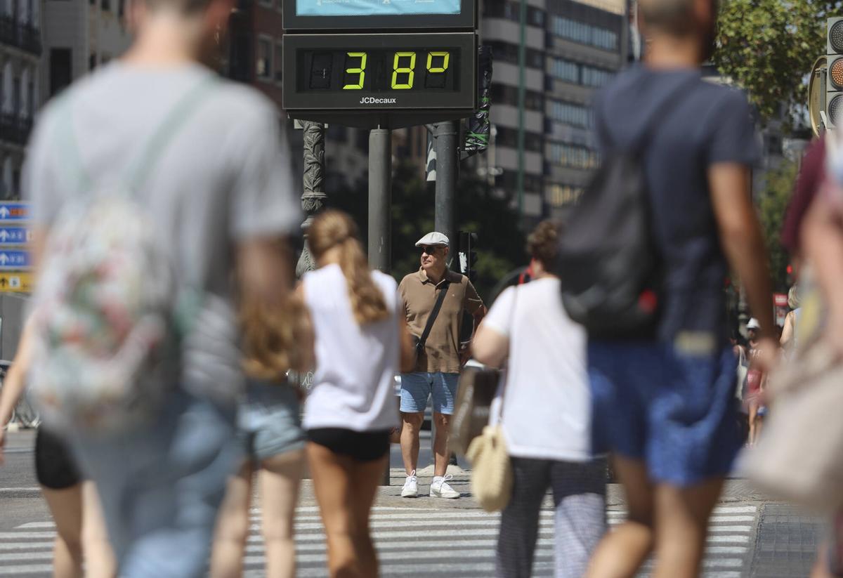 El calor reinó ayer las calles de València.