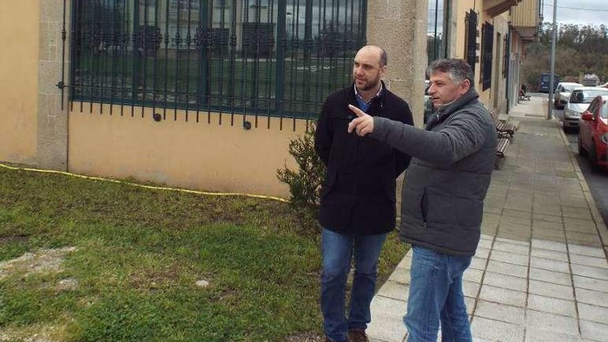 Cuiña y un técnico de Quorum en la futura sede del Centro Agrario.