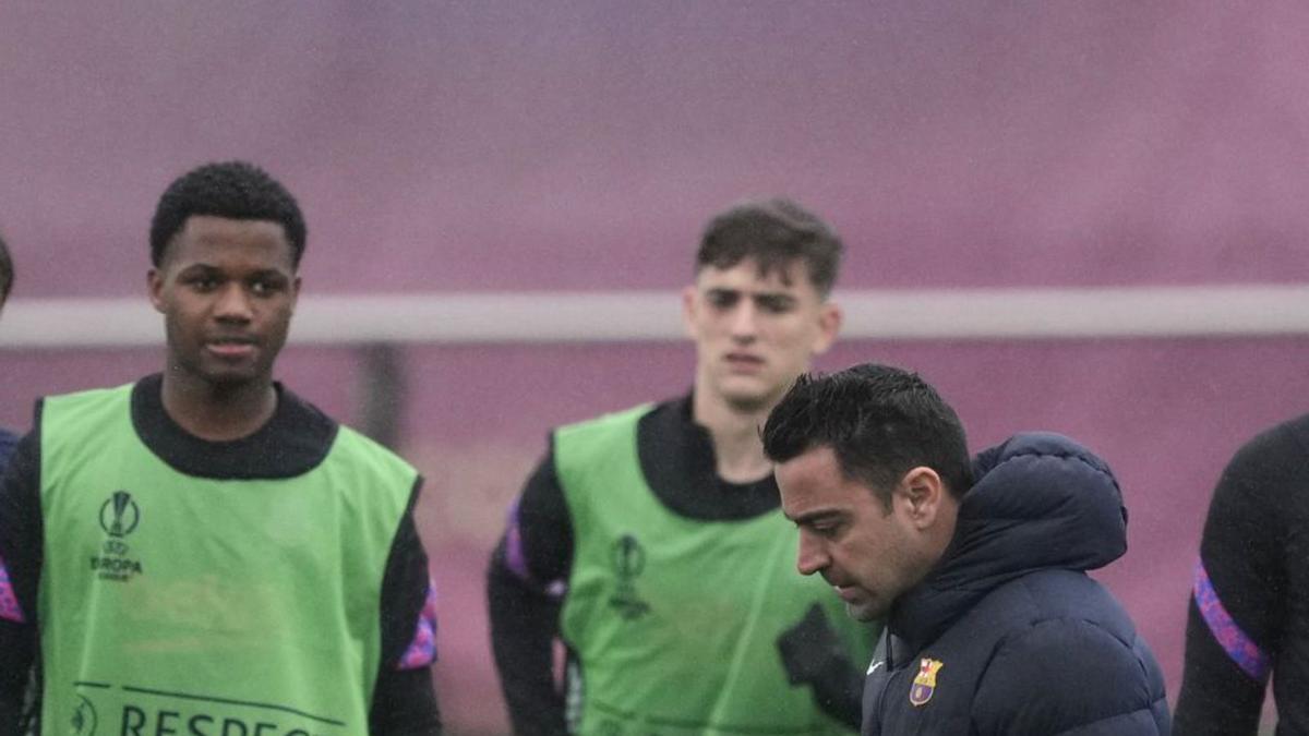 Xavi, durant l’entrenament d’ahir, amb Fati i Gavi. | EFE/ALEJANDRO GARCÍA