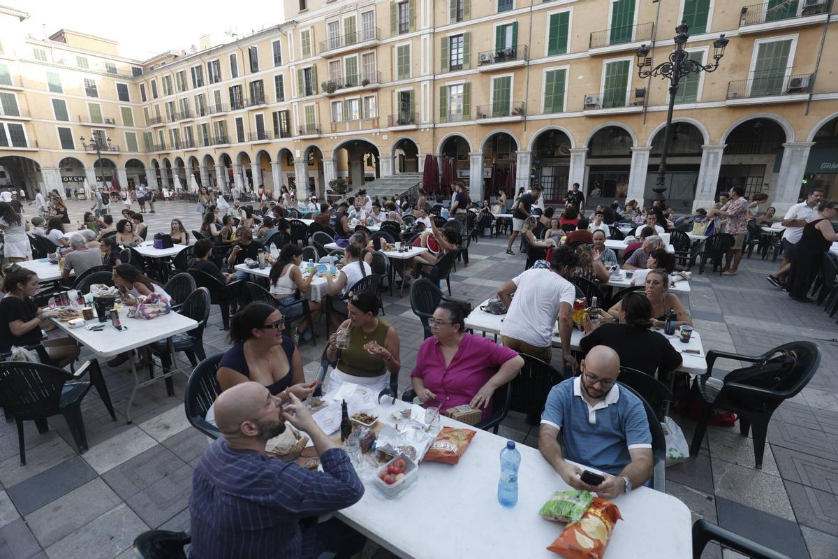 El penúltimo ‘sopar a la llesca’ del verano recupera la Plaza Major para los vecinos