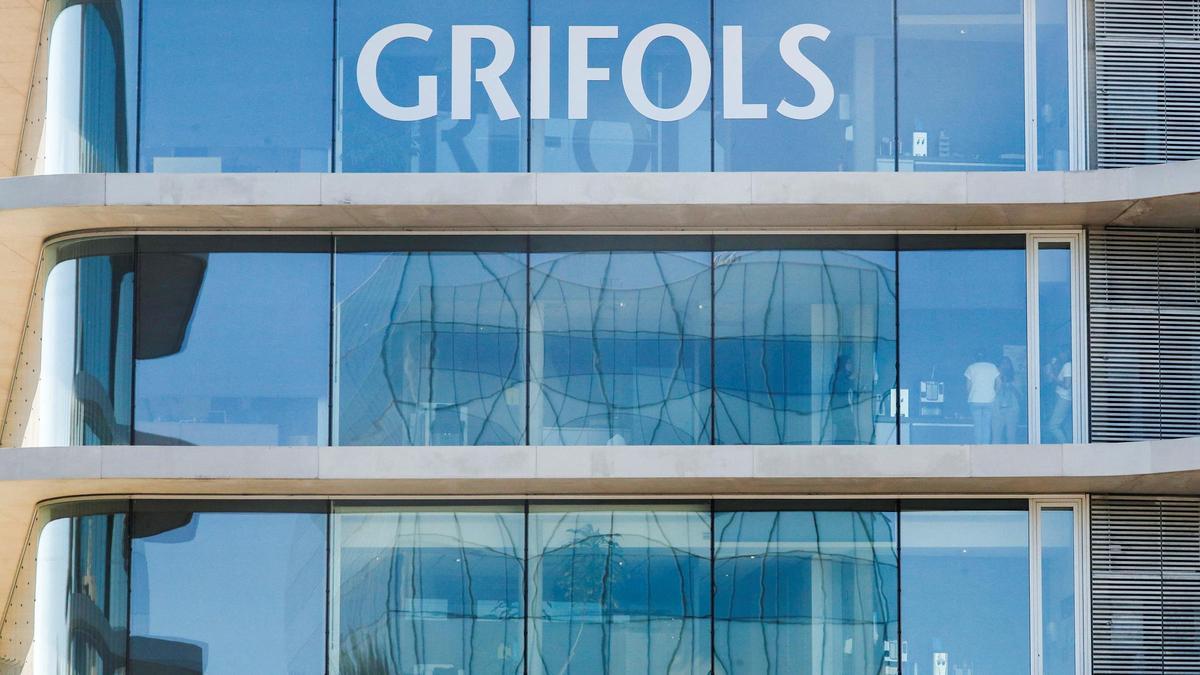 El logotipo de la empresa farmacéutica española Grifols en el edificio de su sede en Sant Cugat del Vallès