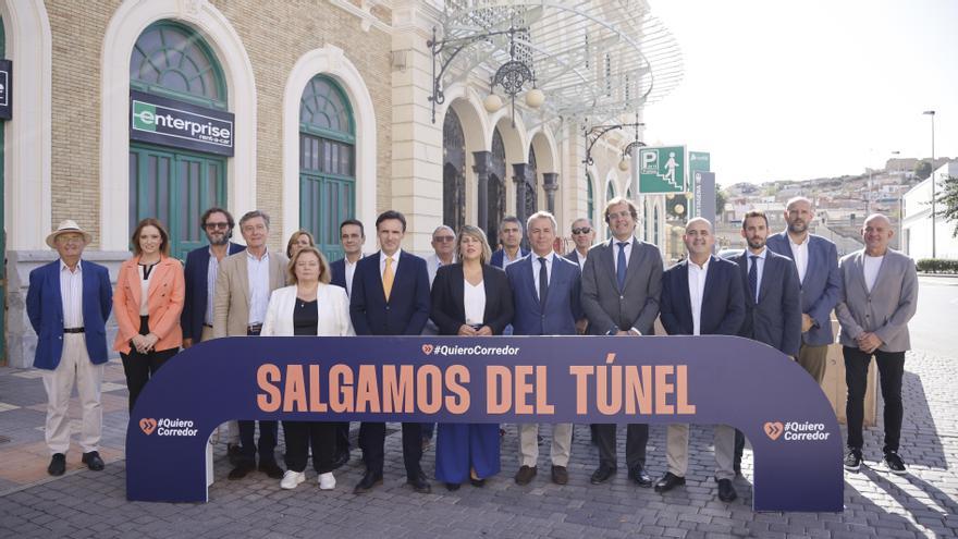 Empresarios y representantes municipales y regionales frente a la estación de tren de Cartagena