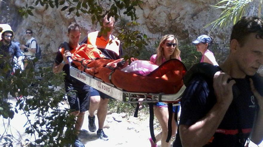 Rescatan a un senderista accidentada en el río Chíllar de Nerja