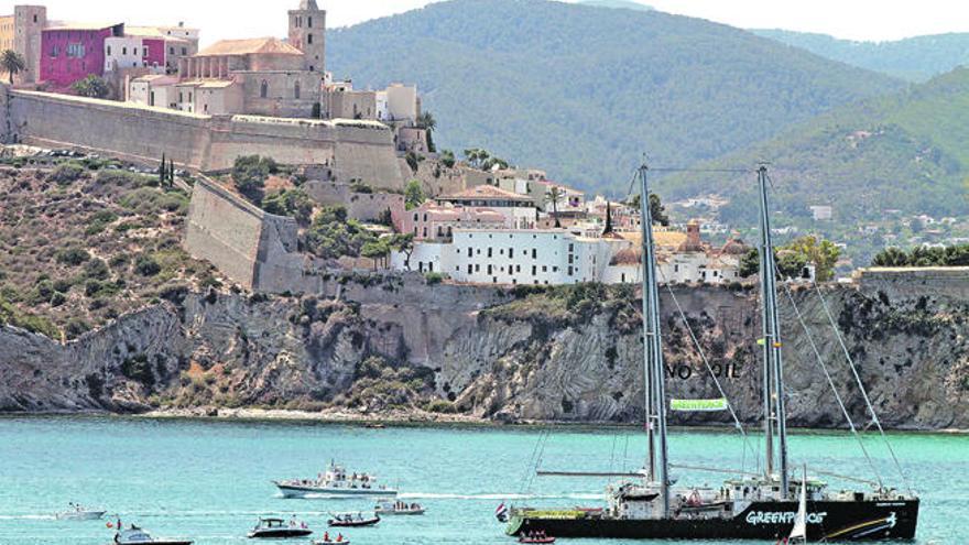 El barco de la organización ecologista entra el puerto  de Vila escoltado por embarcaciones de simpatizantes