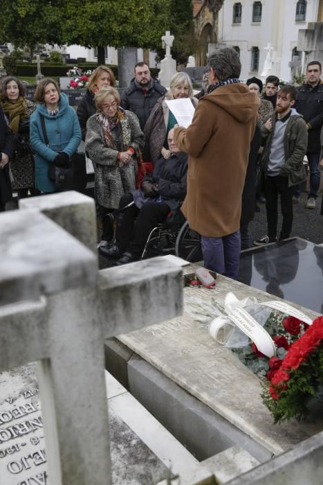 Ofrenda floral en el mausoleo de Ángel González