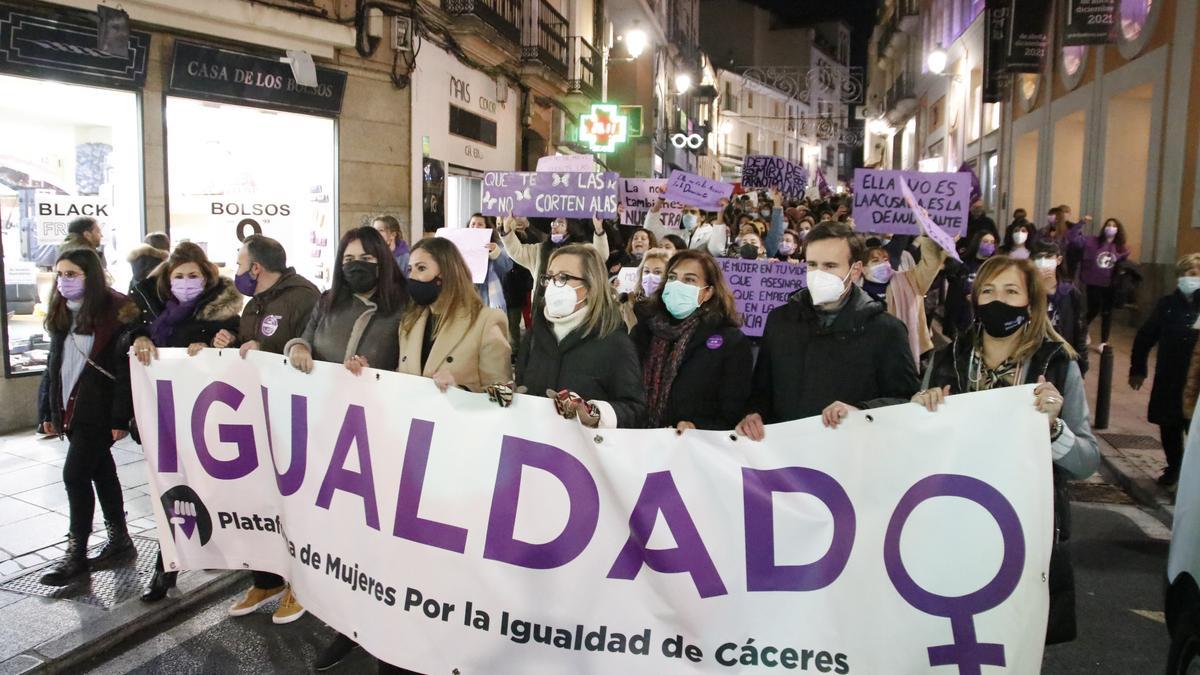 Pancarta que pide "Igualdad", en la manifestación de Cáceres este 25 de noviembre